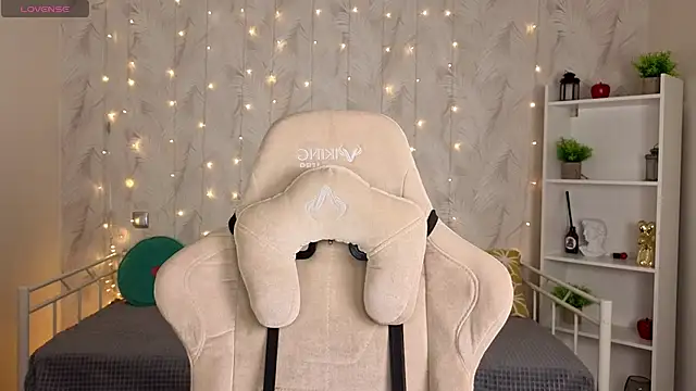 Snapshot of Kira__Fluffy chatting on 21, 6, 2026 Kira Fluffy online show from 21, 6, 2026
