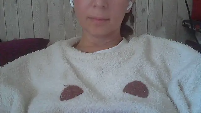 Snapshot of Bella--White chatting on 18, 5, 2026 Bella--White online show from 18, 5, 2026