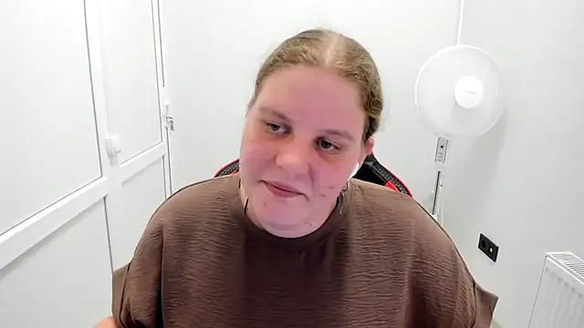 Snapshot of Bella_shyy_ chatting on 9, 7, 2026 Bella shyy online show from 9, 7, 2026