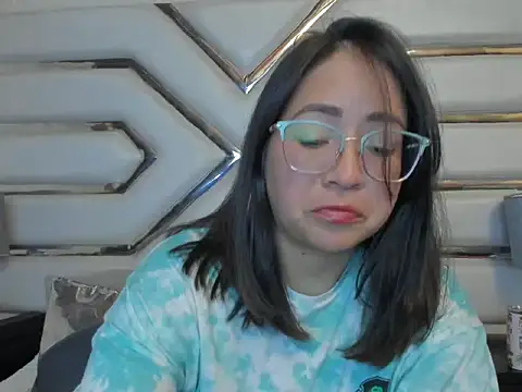 Snapshot of AlissBluumm chatting on 9, 6, 2026 AlissBluumm online show from 9, 6, 2026