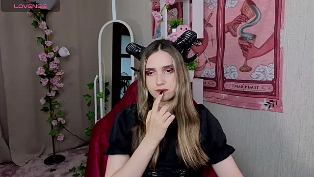 Snapshot of NocturneHuntress chatting on 27, 6, 2026 NocturneHuntress online show from 27, 6, 2026