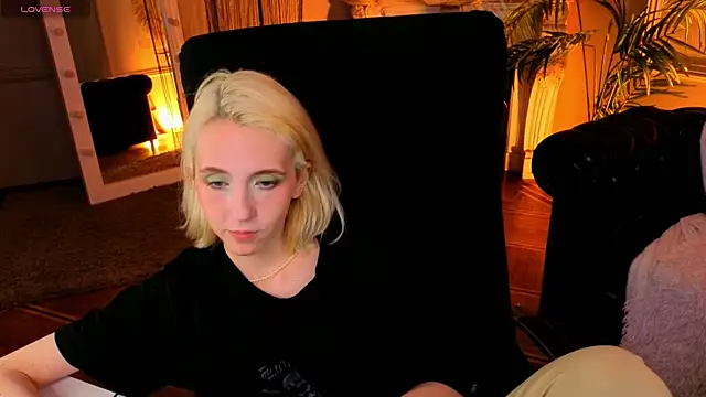 Snapshot of Elen__Moore chatting on 22, 6, 2026 Elen Moore online show from 22, 6, 2026