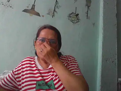 Snapshot of momshe2026 chatting on 20, 6, 2026 momshe2026 online show from 20, 6, 2026