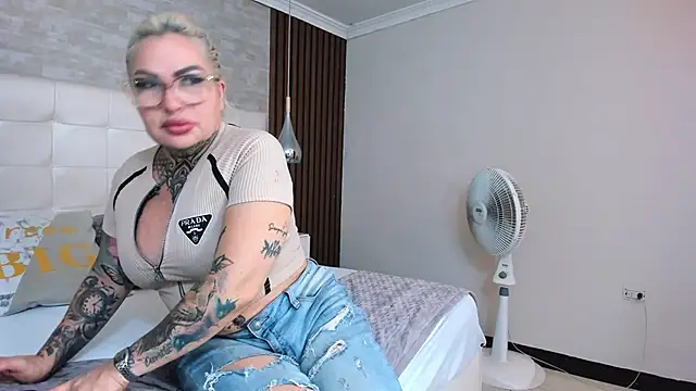 Snapshot of ArianaMora chatting on 23, 5, 2026 ArianaMora online show from 23, 5, 2026