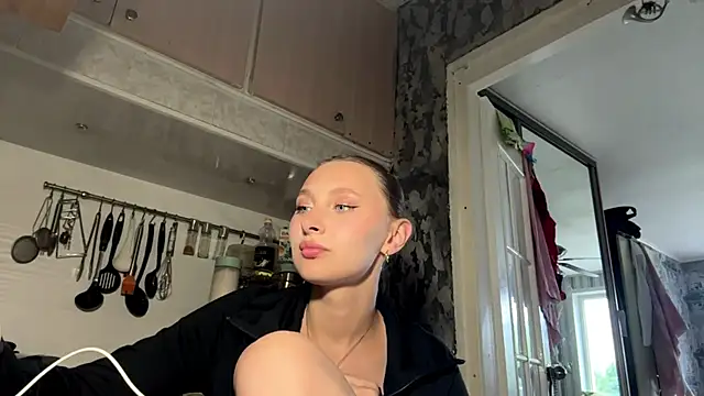 Snapshot of AlidaReff chatting on 5, 6, 2026 AlidaReff online show from 5, 6, 2026