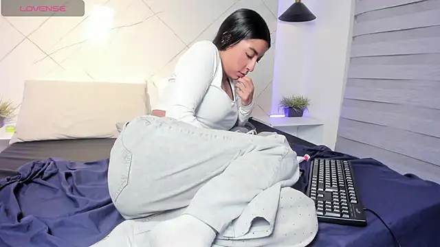 Snapshot of SARAH_COLLENS_ chatting on 4, 7, 2026 SARAH COLLENS online show from 4, 7, 2026