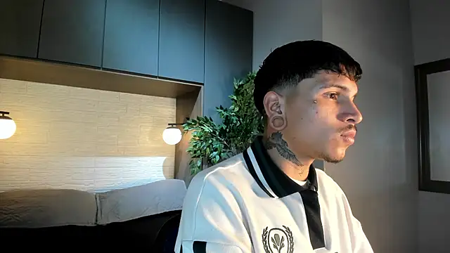 Valentino Knox online show from 4, 6, 2026