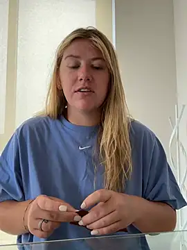 Snapshot of allyanalangell chatting on 18, 7, 2026 allyanalangell online show from 18, 7, 2026