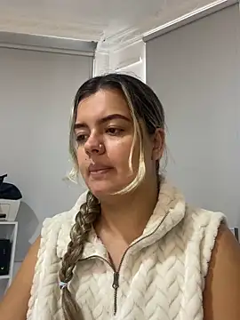 Snapshot of azulskyer chatting on 8, 6, 2026 azulskyer online show from 8, 6, 2026
