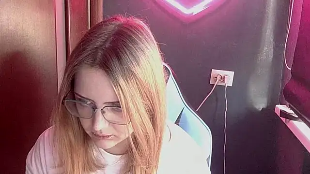 Snapshot of EnsuingPetal chatting on 6, 6, 2026 EnsuingPetal online show from 6, 6, 2026