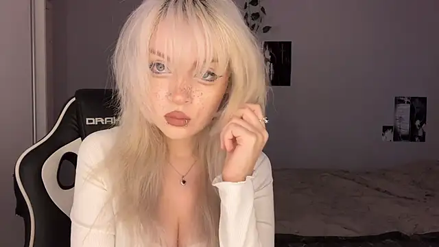 Snapshot of Velvets_Vixens01 chatting on 18, 6, 2026 Velvets Vixens01 online show from 18, 6, 2026