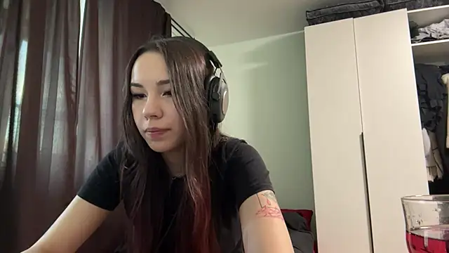 Snapshot of HotGirlMilla chatting on 21, 6, 2026 HotGirlMilla online show from 21, 6, 2026