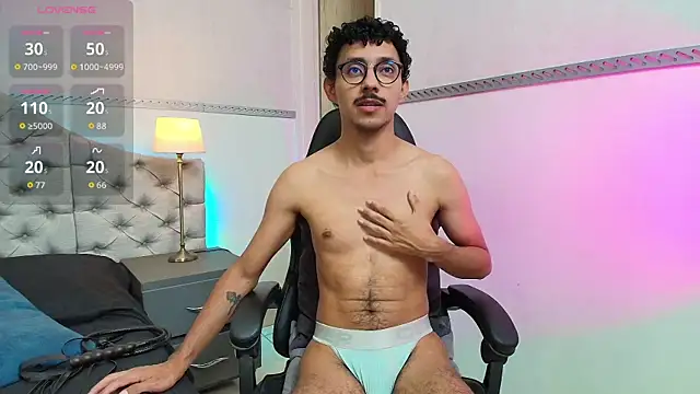 Snapshot of Twunk_miguel chatting on 6, 8, 2026 Twunk miguel online show from 6, 8, 2026