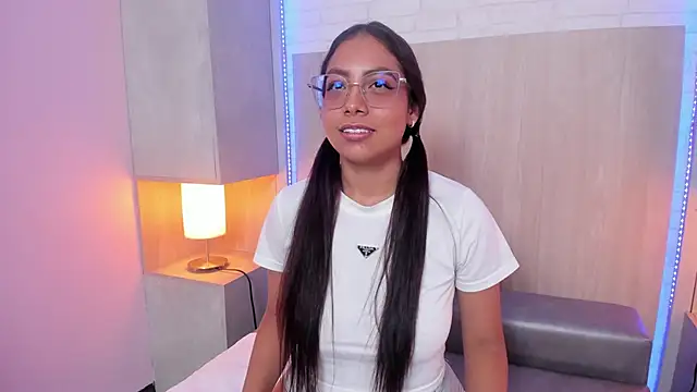 Snapshot of LeilaSaenz chatting on 20, 6, 2026 LeilaSaenz online show from 20, 6, 2026