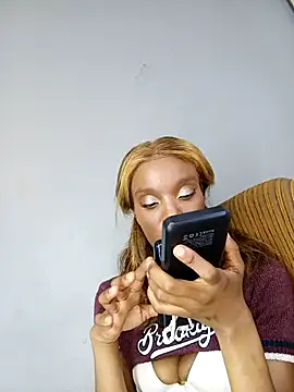 SkinnykeehXO online show from 19, 6, 2026