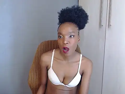 SkinnykeehXO online show from 21, 6, 2026