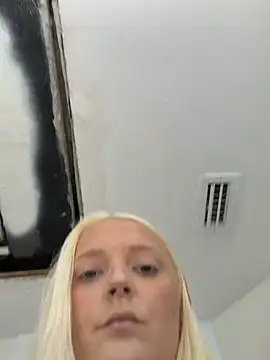 Snapshot of Blondebarbie21 chatting on 22, 6, 2026 Blondebarbie21 online show from 22, 6, 2026