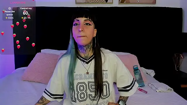 Snapshot of izzy_moon7 chatting on 7, 7, 2026 izzy moon7 online show from 7, 7, 2026