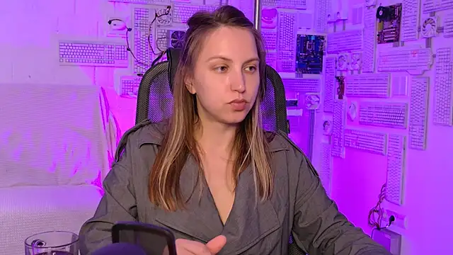 Snapshot of ErinWise chatting on 17, 7, 2026 ErinWise online show from 17, 7, 2026