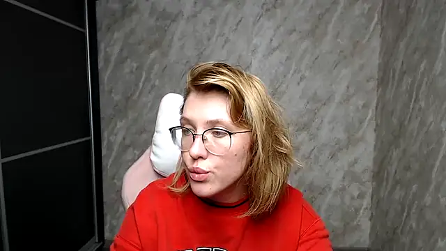 Reginasmilee online show from 5, 3, 2025