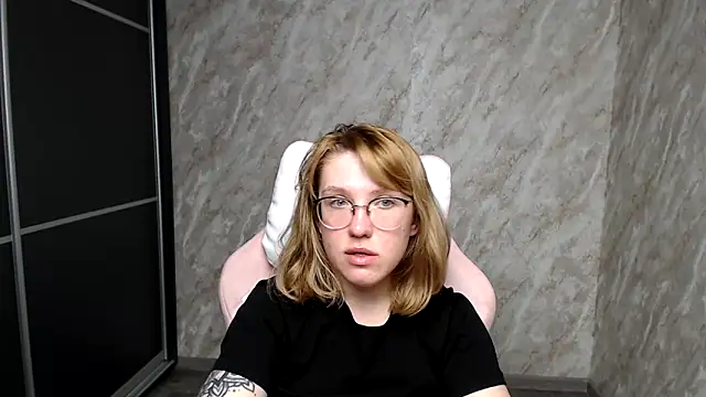 Reginasmilee online show from 9, 3, 2025