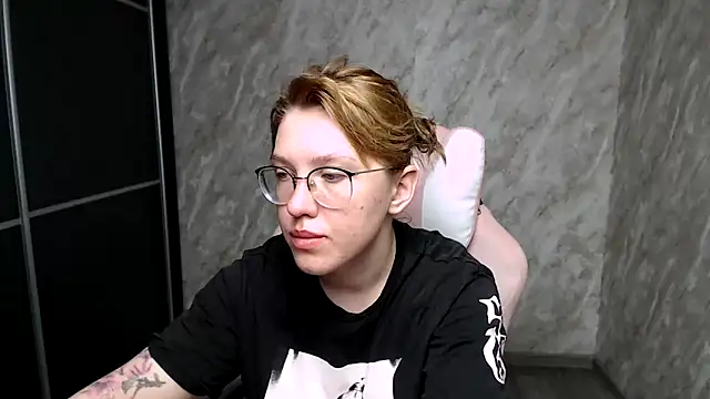 Reginasmilee online show from 10, 3, 2025