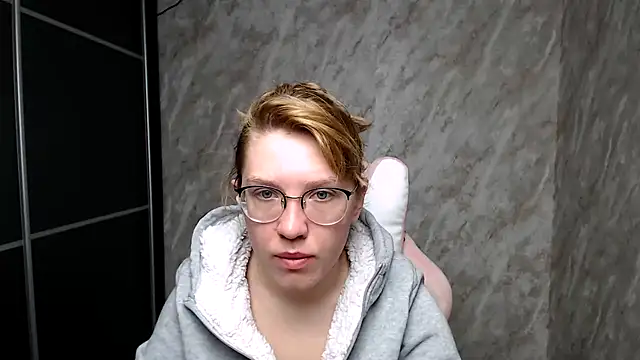 Reginasmilee online show from 12, 3, 2025