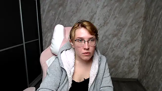 Reginasmilee online show from 12, 3, 2025