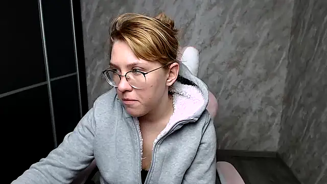 Reginasmilee online show from 13, 3, 2025