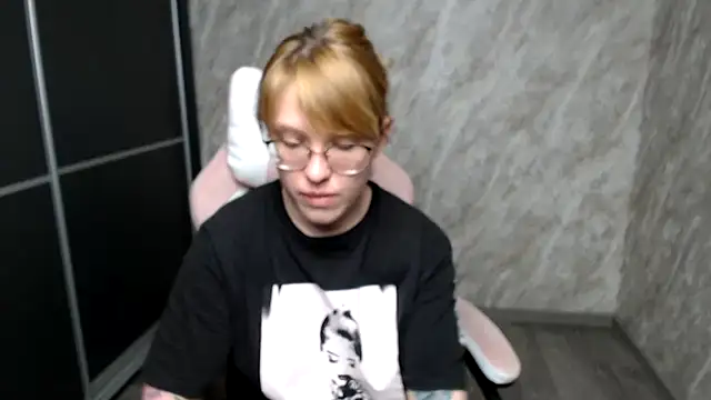 Reginasmilee online show from 15, 3, 2025