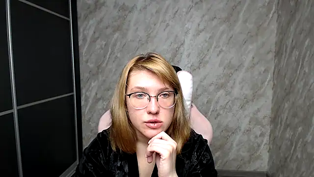 Reginasmilee online show from 16, 3, 2025