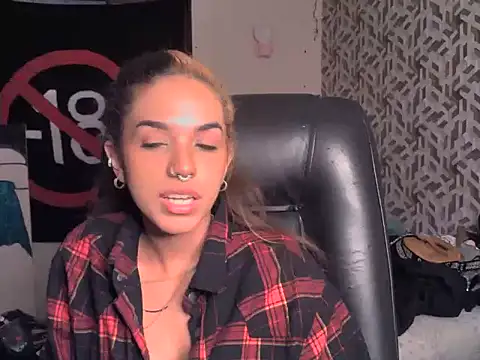 Snapshot of JadeSolari chatting on 7, 7, 2026 JadeSolari online show from 7, 7, 2026