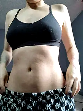 Snapshot of laura_mon chatting on 5, 8, 2026 laura mon online show from 5, 8, 2026