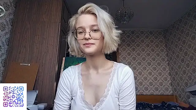 Snapshot of Smartemilia chatting on 4, 8, 2026 Smartemilia online show from 4, 8, 2026