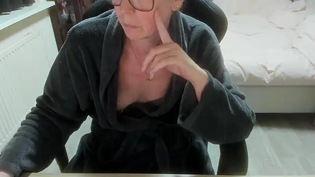 minoesje37 online show from 18, 2, 2026