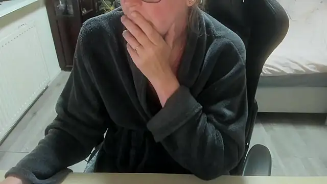 minoesje37 online show from 20, 4, 2026