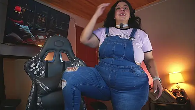 Snapshot of coraline_latin chatting on 8, 5, 2026 coraline latin online show from 8, 5, 2026