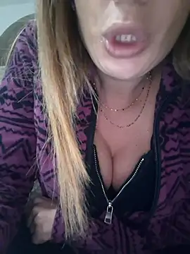 Snapshot of fammefatale1987 chatting on 24, 11, 2025 fammefatale1987 online show from 24, 11, 2025