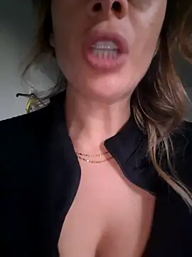 Snapshot of fammefatale1987 chatting on 28, 11, 2025 fammefatale1987 online show from 28, 11, 2025