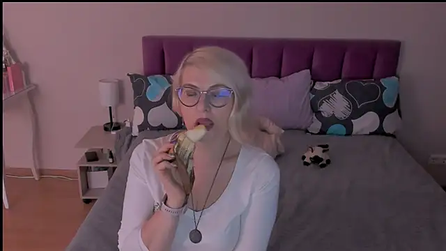 sabrinamacmarren online show from 22, 2, 2025