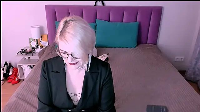 sabrinamacmarren online show from 31, 10, 2025