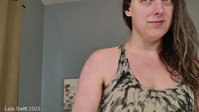 Snapshot of LeiaSwift chatting on 8, 2, 2025 LeiaSwift online show from 8, 2, 2025