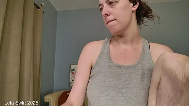 Snapshot of LeiaSwift chatting on 5, 10, 2025 LeiaSwift online show from 5, 10, 2025