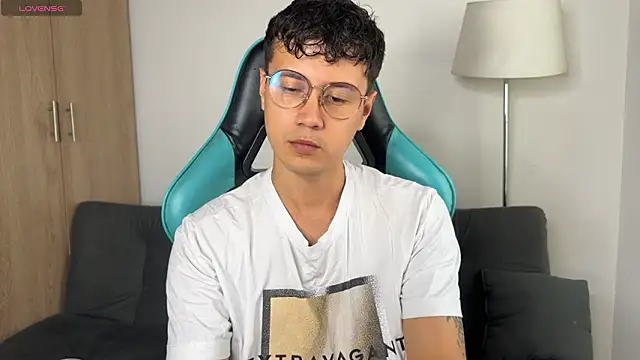 Snapshot of LeaneSeb chatting on 8, 3, 2026 LeaneSeb online show from 8, 3, 2026