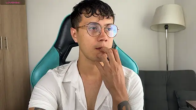 Snapshot of LeaneSeb chatting on 9, 3, 2026 LeaneSeb online show from 9, 3, 2026