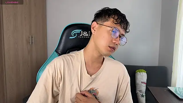 Snapshot of LeaneSeb chatting on 5, 4, 2026 LeaneSeb online show from 5, 4, 2026