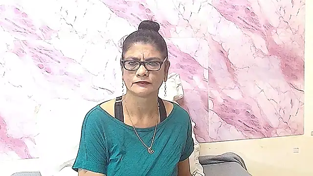 Snapshot of IndianAllure chatting on 28, 10, 2025 IndianAllure online show from 28, 10, 2025