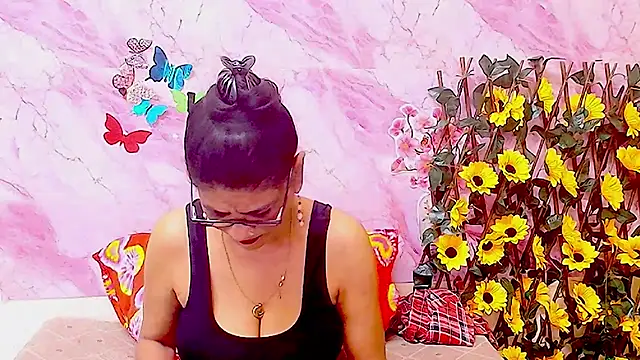 Snapshot of IndianAllure chatting on 4, 12, 2025 IndianAllure online show from 4, 12, 2025