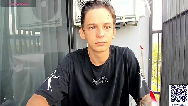 Snapshot of MiracleCam chatting on 15, 10, 2025 MiracleCam online show from 15, 10, 2025