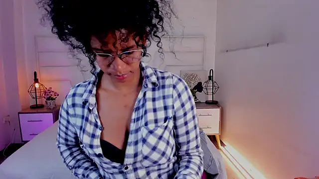 Ellie Alves online show from 7, 3, 2025